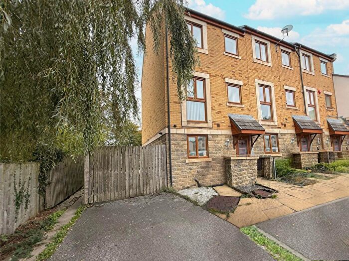 4 Bedroom Town House For Sale In Greenlea Court, Huddersfield, HD5