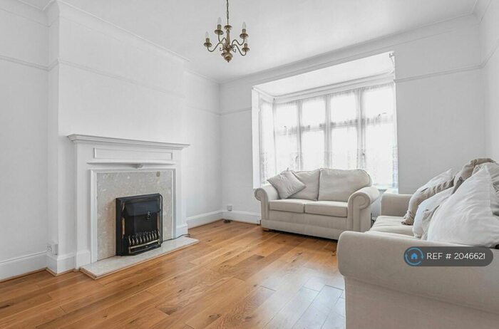 3 Bedroom Semi-Detached House To Rent In Linchmere Road, London, SE12