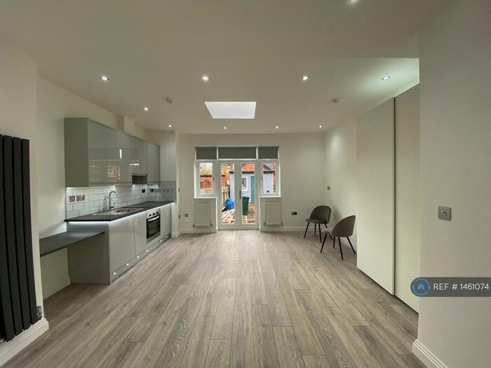 Studio To Rent In Friern Park, London, N12