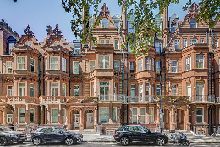3 Bedroom Flat To Rent In Lower Sloane Street, Chelsea, SW1W