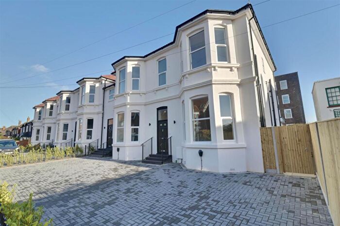 4 Bedroom End Of Terrace House For Sale In Spencer Road, Southsea, PO4