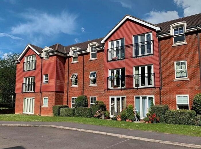 2 Bedroom Flat To Rent In Brookers Road, Billingshurst, RH14