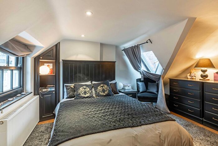 1 Bedroom Flat To Rent In Kensington Court Mews, London, W8