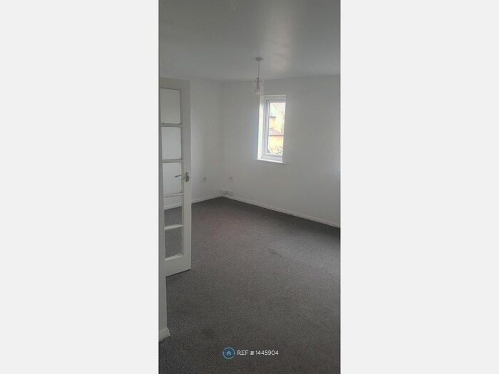 Studio To Rent In Parsonage Road, Grays, RM20