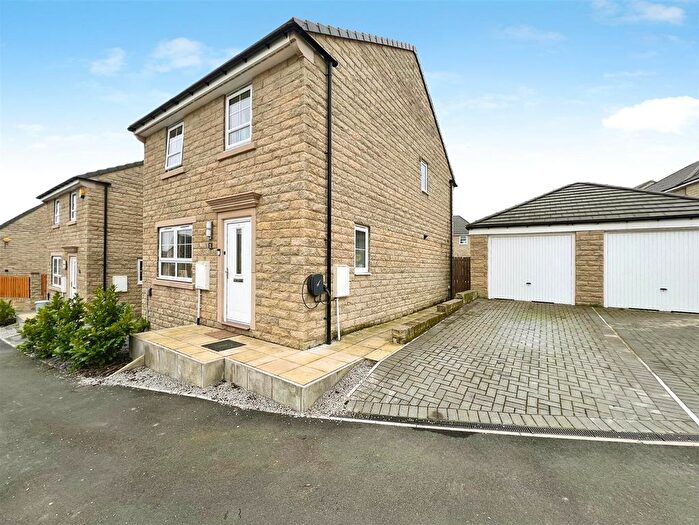 4 Bedroom Detached House For Sale In Canter Way, Bradford, BD2