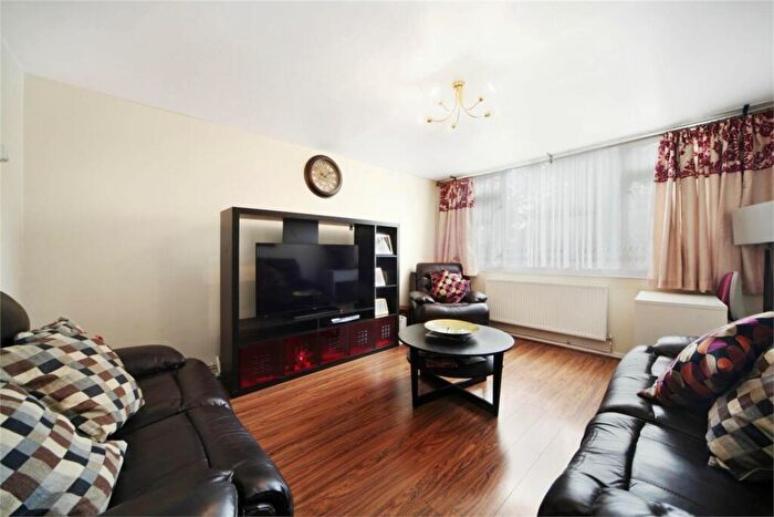 3 Bedroom Maisonette For Sale In Bentham Walk, Neasden, NW10