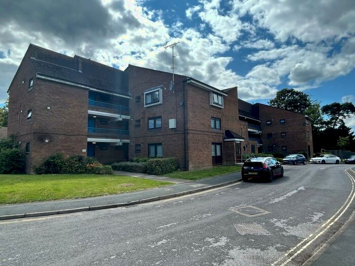 Flat To Rent In Langley Green, RH11