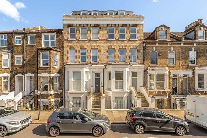 2 Bedroom Flat For Sale In Chivalry Road, London, SW11