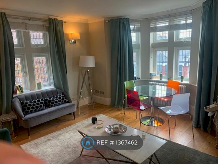 3 Bedroom Flat To Rent In Cavendish Mansions, London, SW12
