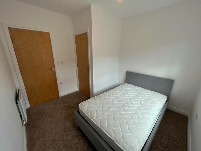 7 Bedroom House Of Multiple Occupation To Rent In Featherstone Grove, Newcastle Upon Tyne, NE3