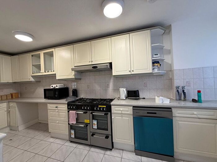 6 Bedroom Flat To Rent In Avenue Road, Harold Wood, Romford, RM3