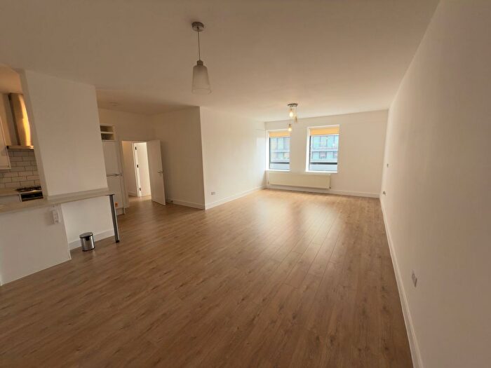 3 Bedroom Flat To Rent In Ballards Lane, London, N12