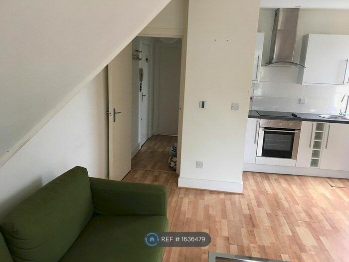 1 Bedroom Flat To Rent In Top Floor, London, SE19