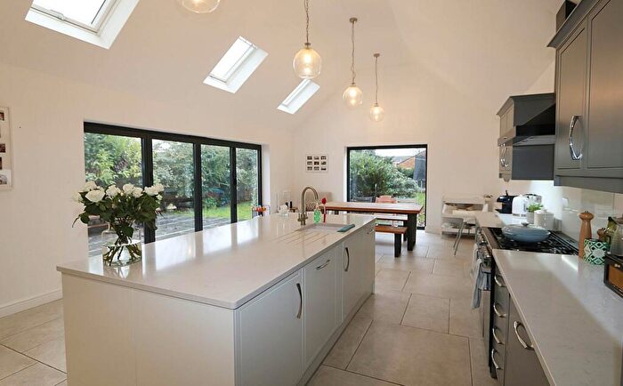 5 Bedroom Detached House For Sale In Long Lane, Tilehurst, RG31