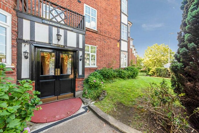 3 Bedroom Flat To Rent In Hendon Way, London, NW2