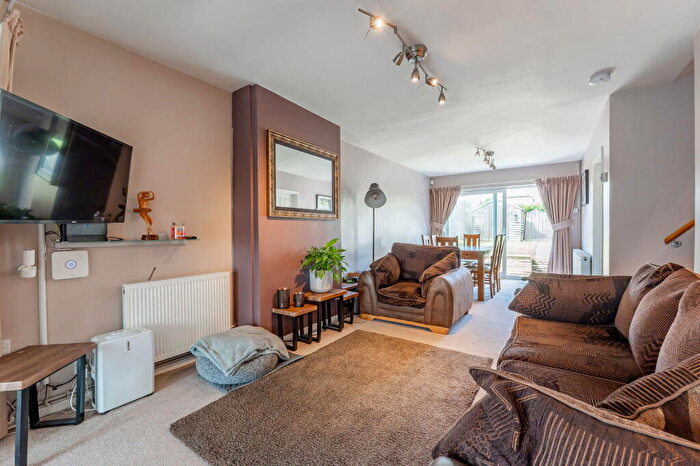 3 Bedroom Semi-Detached House For Sale In High Beech Road, Sundon Park, LU3