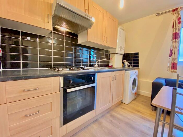 2 Bedroom Flat To Rent In High Street Colliers Wood, Colliers Wood, London, SW19