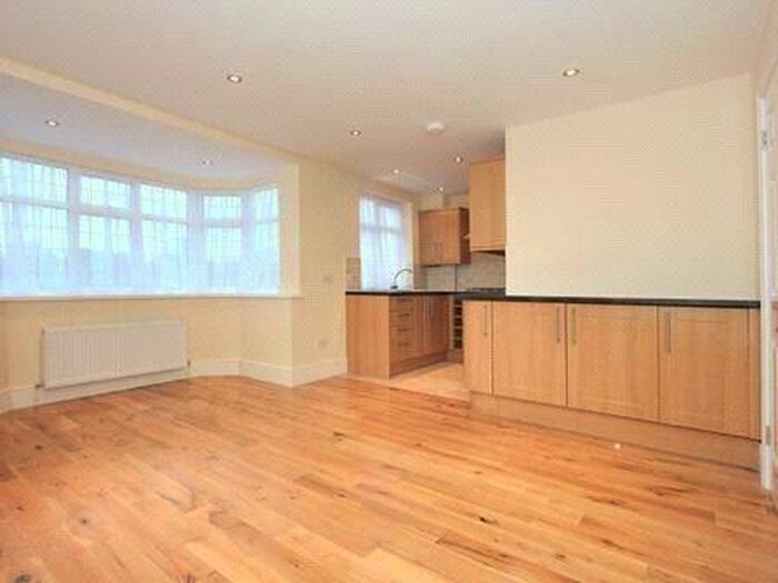 3 Bedroom Flat To Rent In Hadley Way, Winchmore Hill, London, N21