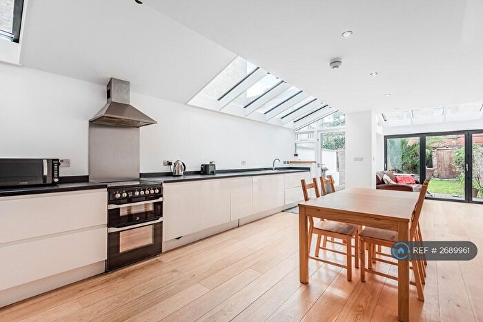 3 Bedroom Flat To Rent In Brook Drive, London, SE11