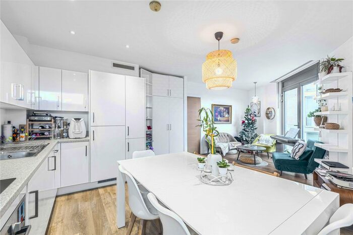 3 Bedroom Flat To Rent In Walpole Lodge, Plaza Gardens, Putney, London, SW15