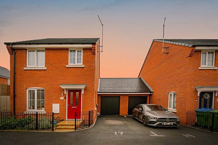 3 Bedroom Detached House For Sale In Keepsake Way, Aylesbury, HP18