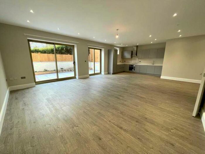 4 Bedroom Apartment To Rent In Ballards Rise, South Croydon, CR2