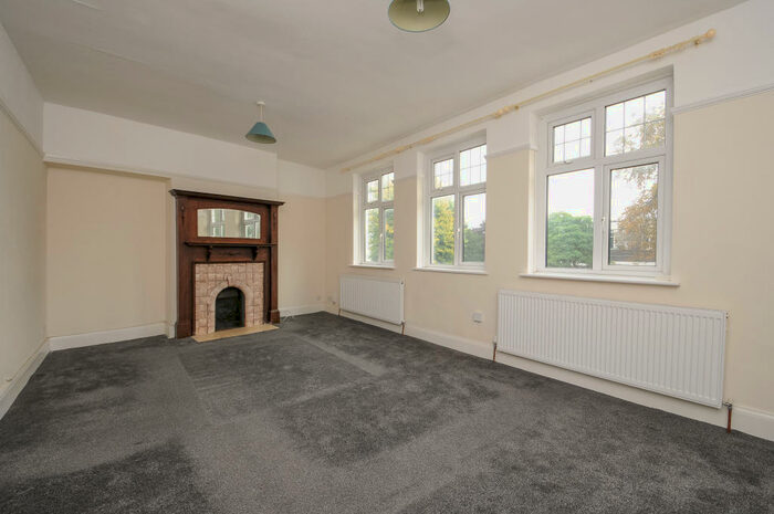 3 Bedroom Flat To Rent In Station Road, West Wickham, BR4