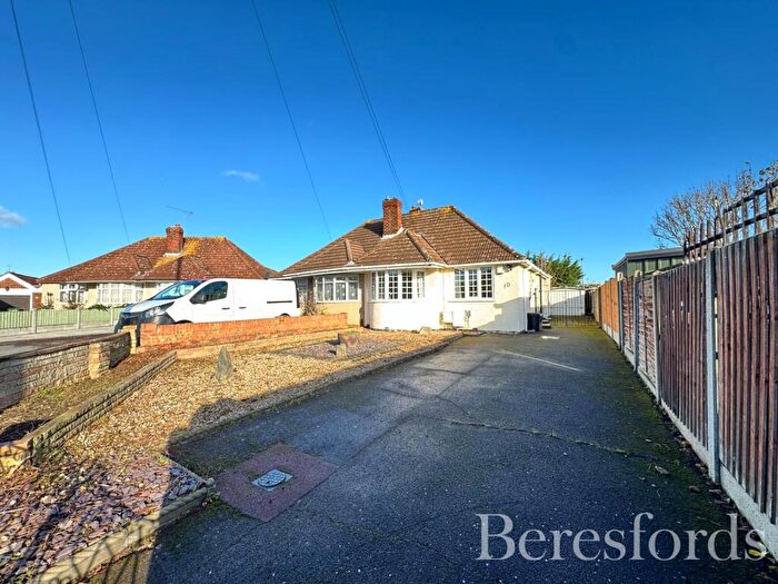 3 Bedroom Bungalow For Sale In Hazel Close, Hornchurch, RM12