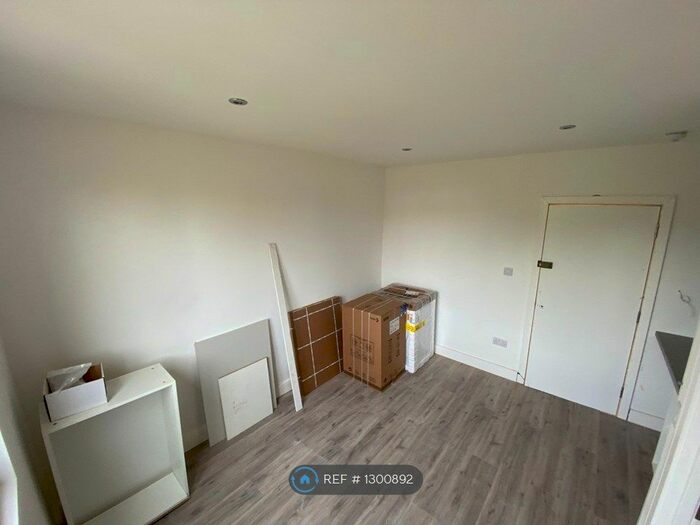 Studio To Rent In Regents Park Road, London, N3