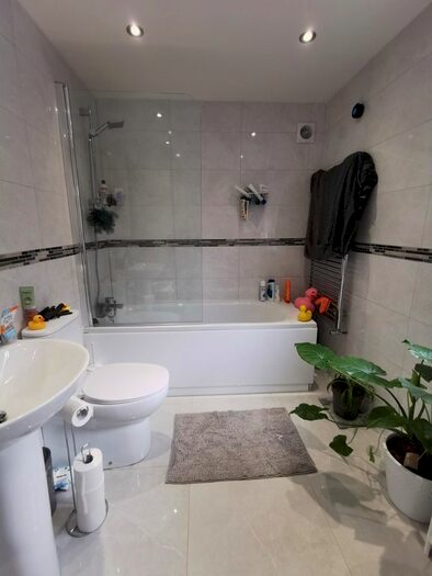 2 Bedroom Flat To Rent In Gwydr Crescent, Uplands, Swansea, SA2