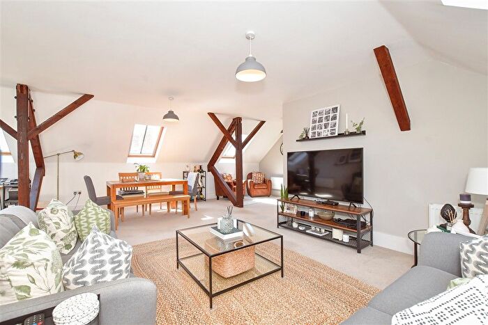 2 Bedroom Flat For Sale In Longley Road, Chichester, West Sussex, PO19