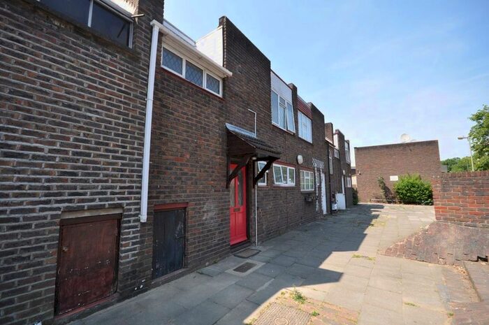 Studio To Rent In Lower Strand, London NW9