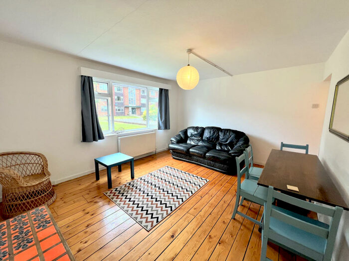 2 Bedroom Flat To Rent In Barlow Moor Court, Manchester, M20