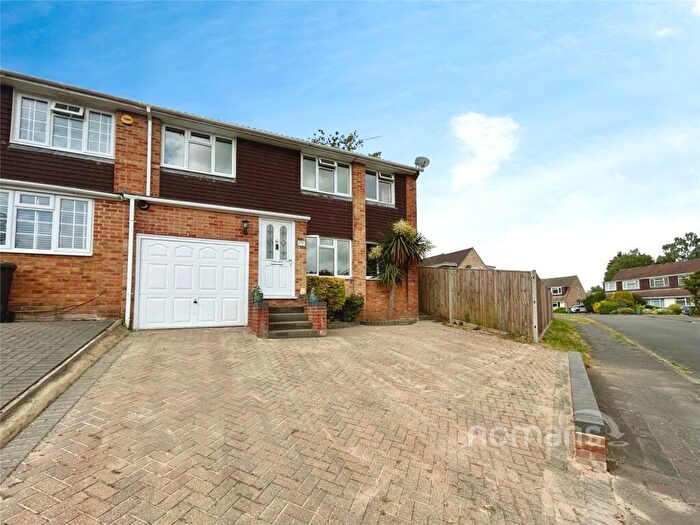 5 Bedroom End Of Terrace House For Sale In Bartons Drive, Yateley, Hampshire, GU46