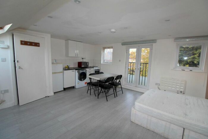 Studio To Rent In Brettenham Road, London N18