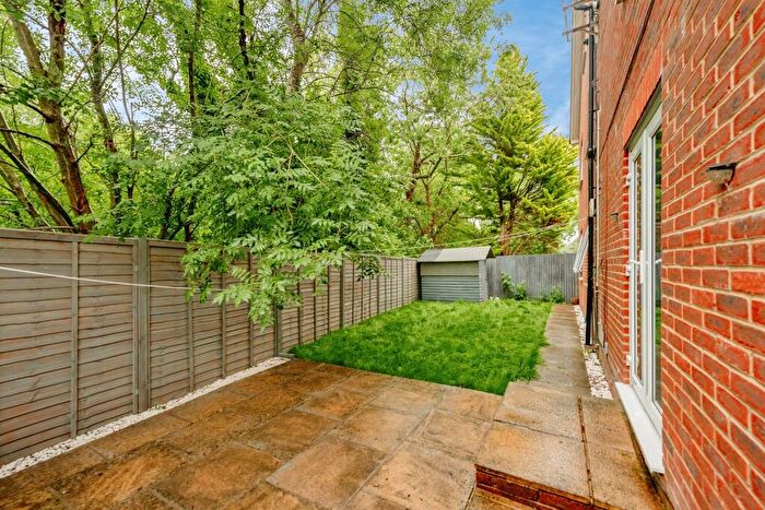 2 Bedroom Apartment For Sale In Denton Close, Redhill, RH1