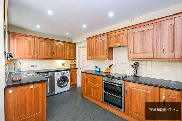 3 Bedroom End Of Terrace House For Sale In Hale End Road, Highams Park, E4