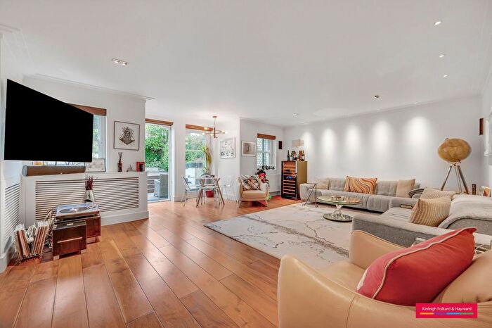 3 Bedroom Flat To Rent In Rosslyn Hill, London, NW3