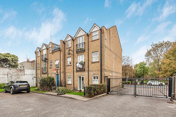 2 Bedroom Flat For Sale In Garratt Lane, London, SW17