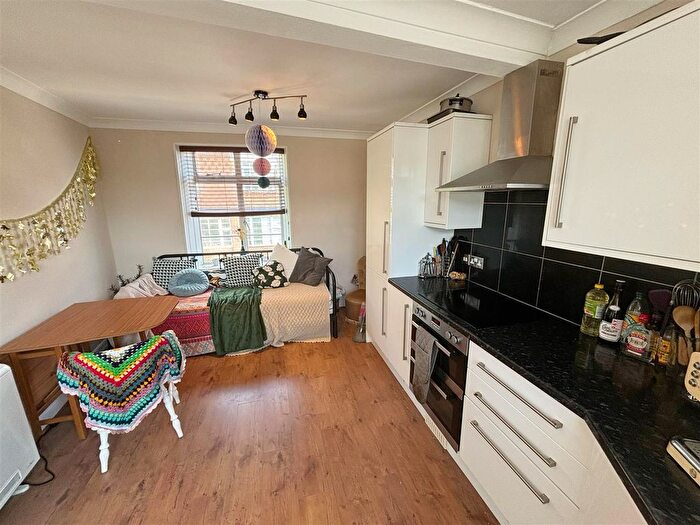 3 Bedroom Flat To Rent In Regent House, North Street, Brighton, BN1