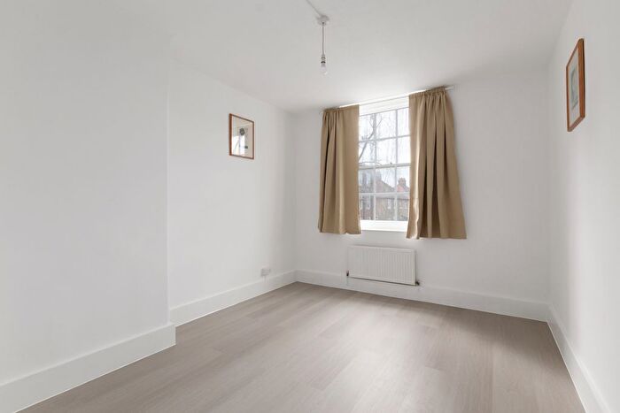 3 Bedroom Flat To Rent In Wormholt Road, London, W12