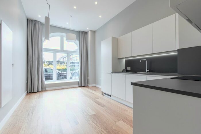 2 Bedroom Flat To Rent In Avonmore Road, London, W14