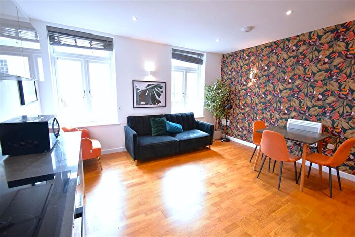 1 Bedroom Flat To Rent In Clarence Street, Staines, TW18