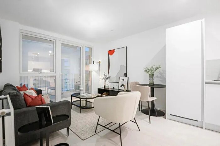 2 Bedroom Flat To Rent In Tern Apartments, Hendon Waterside, London, NW9