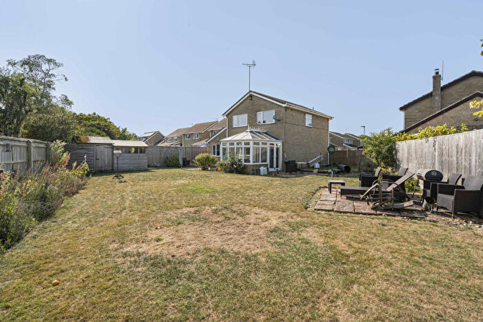 4 Bedroom Detached House For Sale In Chestnut Close, Chesterton, OX26