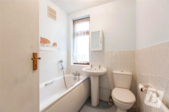 3 Bedroom End Of Terrace House For Sale In Askwith Road, Rainham, RM13