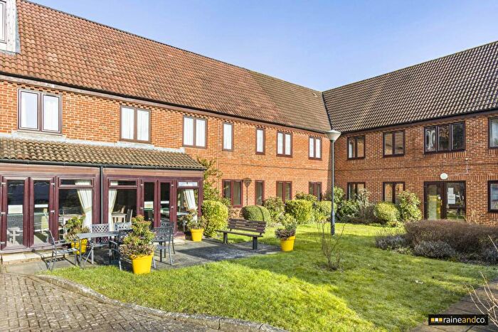 1 Bedroom Flat For Sale In Ashley Court, Hatfield, AL10