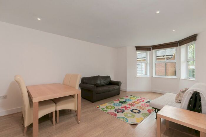 2 Bedroom Flat To Rent In Hayes Grove, East Dulwich, SE22