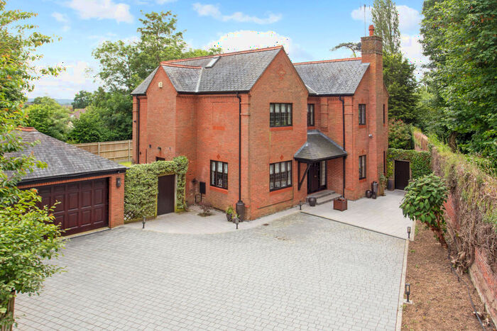 5 Bedroom Detached House For Sale In Broomer Place, Cheshunt, EN8