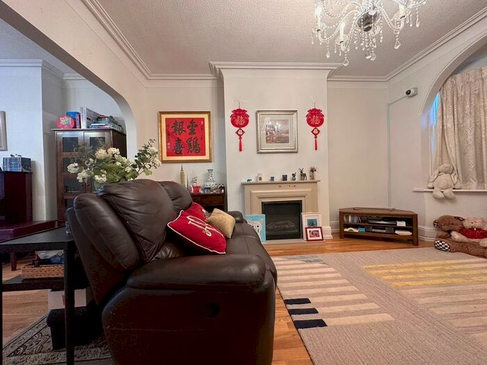 5 Bedroom Town House To Rent In Holden Road, London, N12